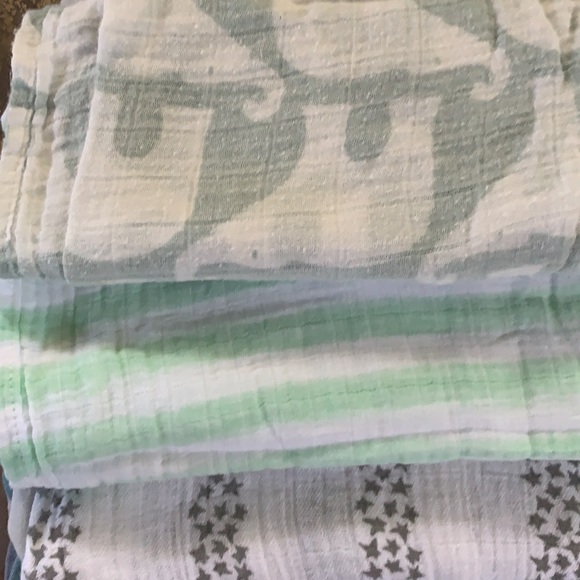 Bundle of 3 Muslim Blankets - Picture 2 of 3